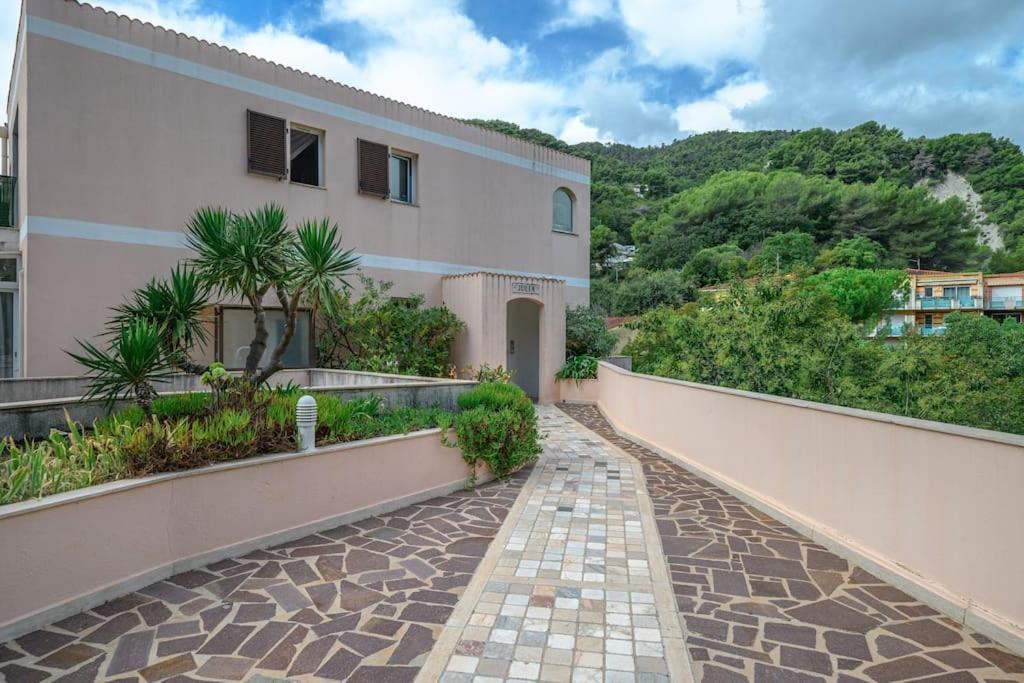 La Villa Julia - Calme - Spacieux - Parking Prive - Climatisation Menton Exterior photo